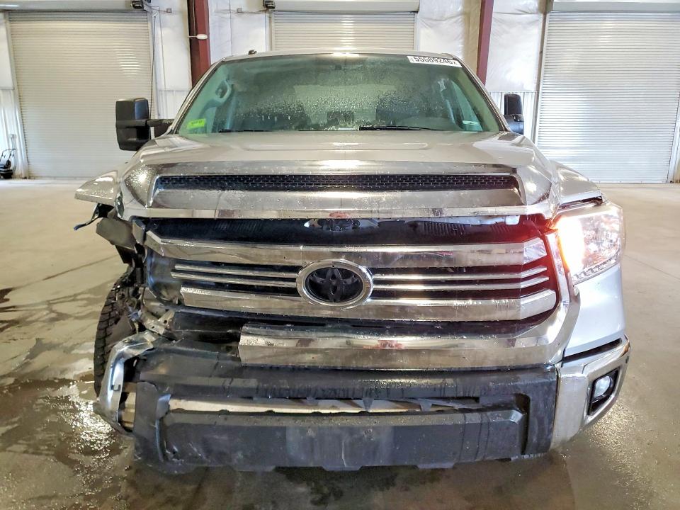 Продаж на аукціоні авто 2017 Toyota Tundra, vin: 5TFDW5F17HX647429, номер лоту: 55589246