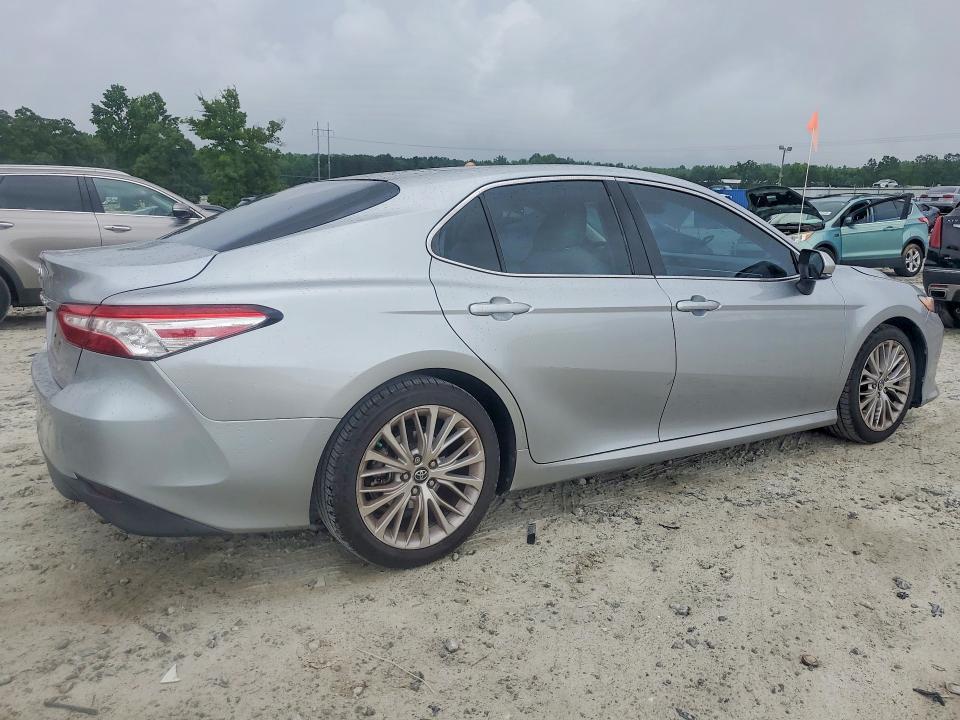 56768906 :رقم المزاد ، 4T1B11HK5JU122389 vin ، 2018 Toyota Camry مزاد بيع