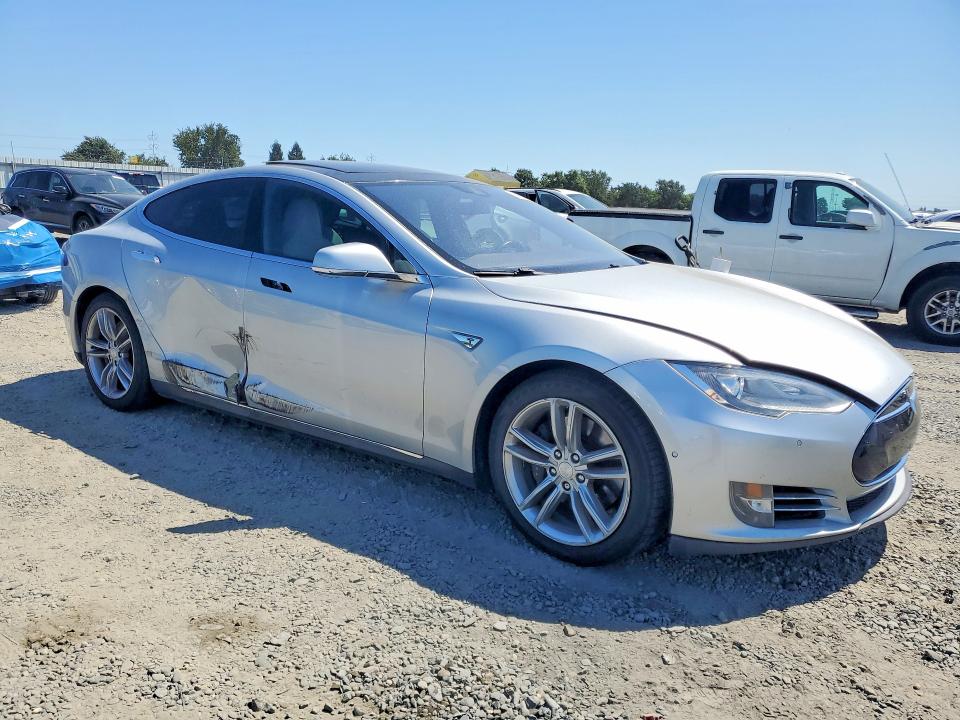 56996116 :رقم المزاد ، 5YJSA1E22FF120253 vin ، 2015 Tesla Model S مزاد بيع