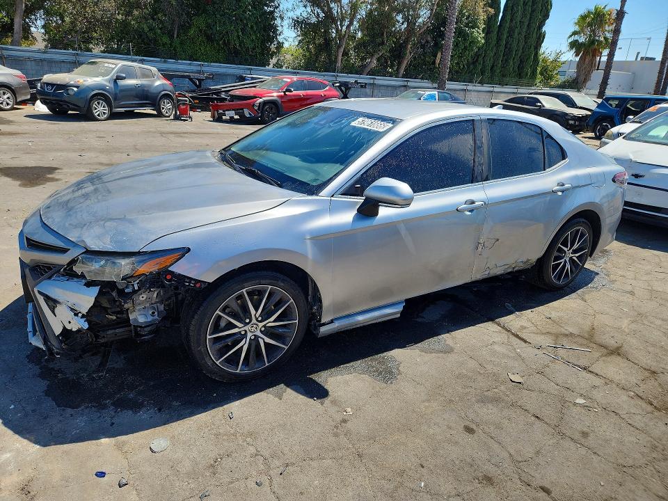 57961666 :رقم المزاد ، 4T1G11AK9NU697598 vin ، 2022 Toyota Camry مزاد بيع