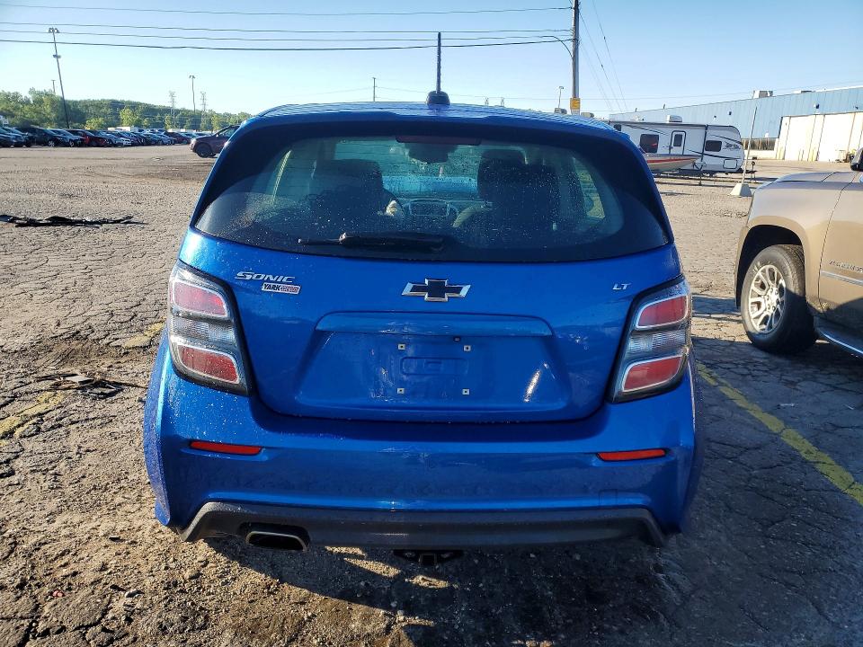 56864146 :رقم المزاد ، 1G1JD6SH1J4102747 vin ، 2018 Chevrolet Sonic مزاد بيع