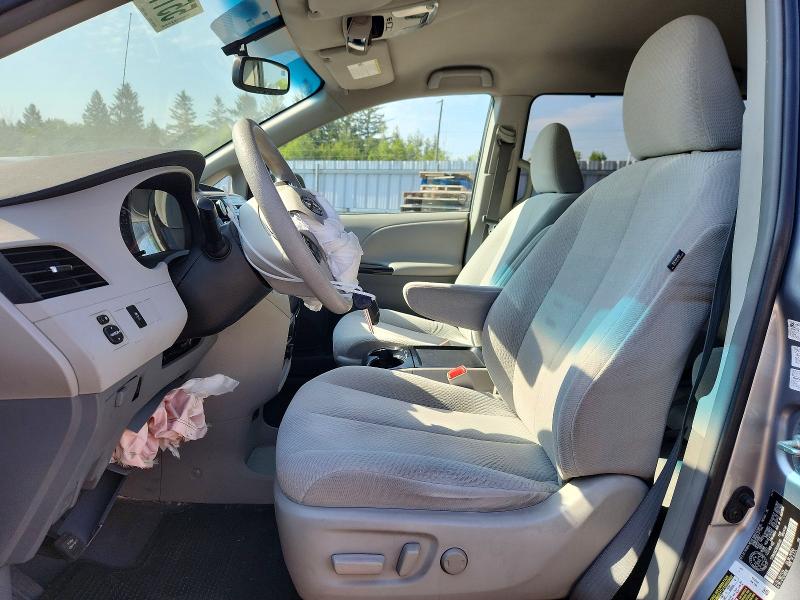 55113996 :رقم المزاد ، 5TDKK3DC7BS095102 vin ، 2011 Toyota Sienna مزاد بيع