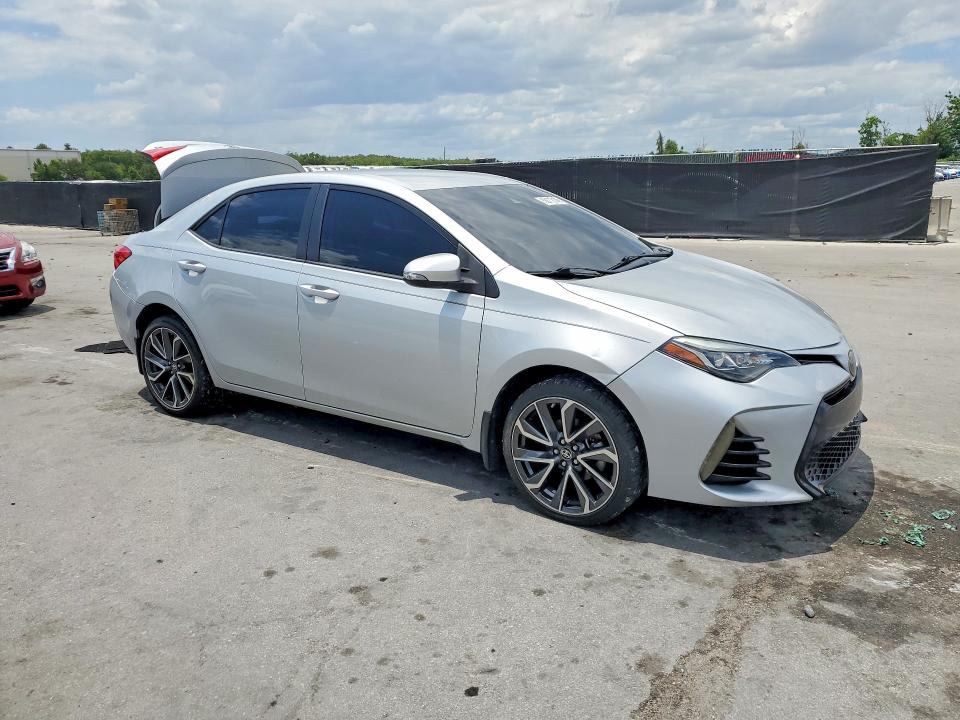 56118146 :رقم المزاد ، 5YFBURHE6JP822360 vin ، 2018 Toyota Corolla مزاد بيع