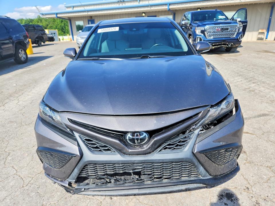 58608526 :رقم المزاد ، 4T1T11AK4NU625996 vin ، 2022 Toyota Camry مزاد بيع