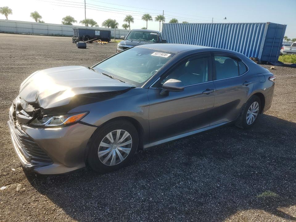 58319036 :رقم المزاد ، 4T1B11HK4JU565150 vin ، 2018 Toyota Camry مزاد بيع