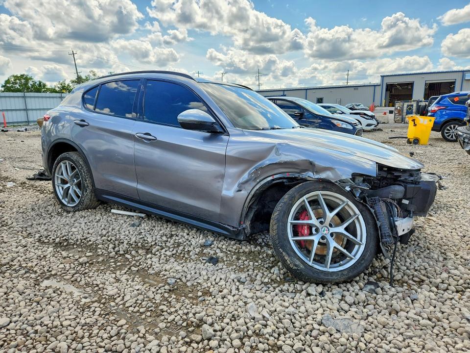 58633006 :رقم المزاد ، ZASFAKNN3J7C10647 vin ، 2018 Alfa Romeo Stelvio مزاد بيع