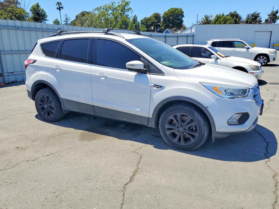 2017 Ford Escape მანქანა იყიდება აუქციონზე, vin: 1FMCU9GD6HUB45915, აუქციონის ნომერი: 56862976