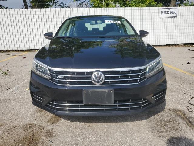 64233455 :رقم المزاد ، 1VWDT7A38HC086305 vin ، 2017 Volkswagen Passat R-l مزاد بيع