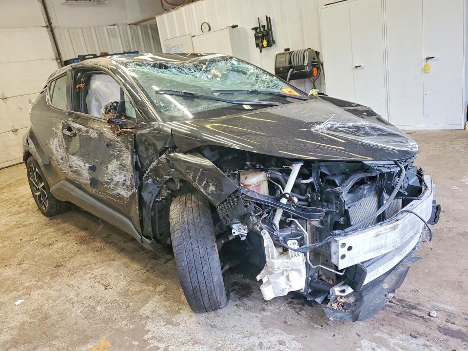 60126826 :رقم المزاد ، NMTKHMBX6JR040762 vin ، 2018 Toyota C-hr مزاد بيع