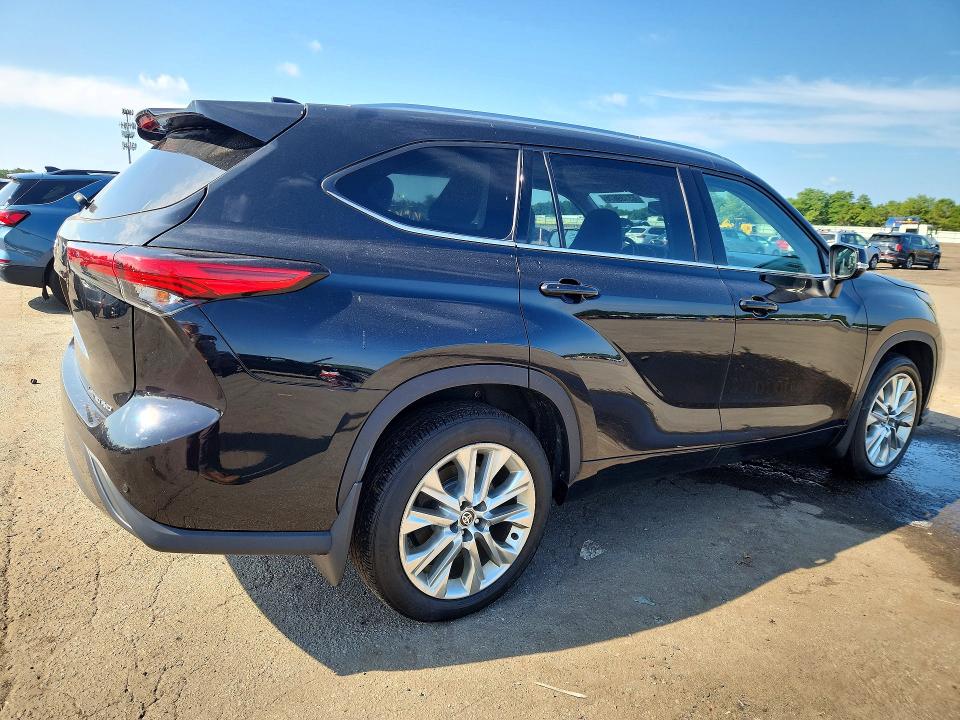 Auction sale of the 2022 Toyota Highlander, vin: 5TDDZRBH8NS567723, lot number: 63339676