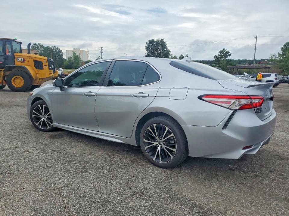 60491366 :رقم المزاد ، 4T1B11HK9JU643406 vin ، 2018 Toyota Camry مزاد بيع