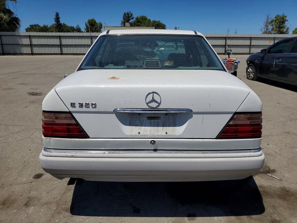 Продажа на аукционе авто 1994 Mercedes-benz E, vin: WDBEA32E2RC125900, номер лота: 61625396