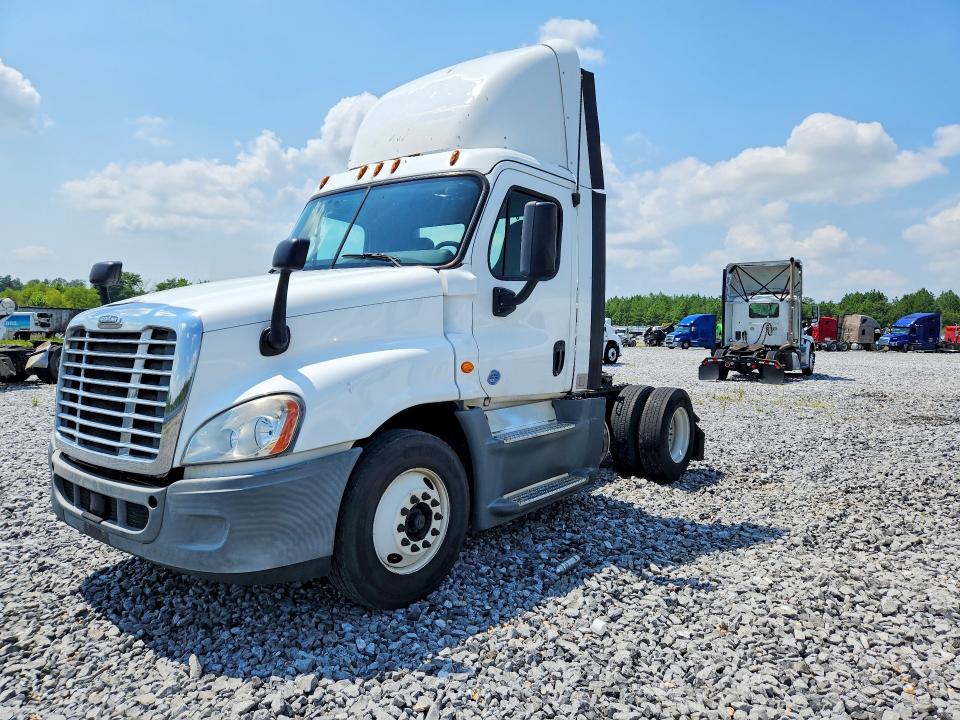 Продажа на аукционе авто 2015 Freightliner Cascadia, vin: 1FUBGEDV5FLGH4778, номер лота: 61965306