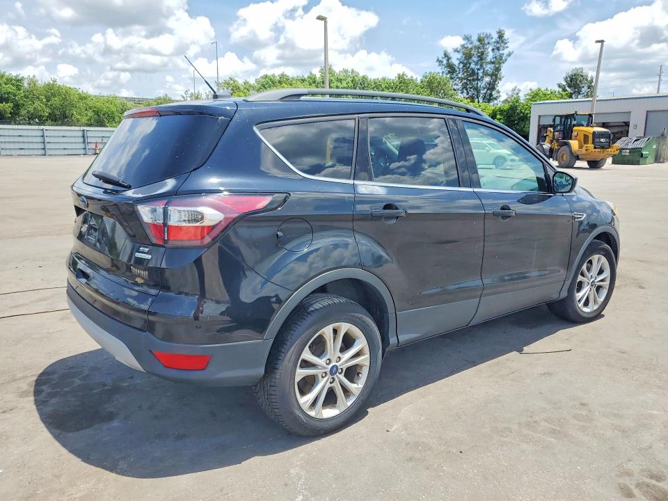 63041636 :رقم المزاد ، 1FMCU0GD4JUC61311 vin ، 2018 Ford Escape مزاد بيع