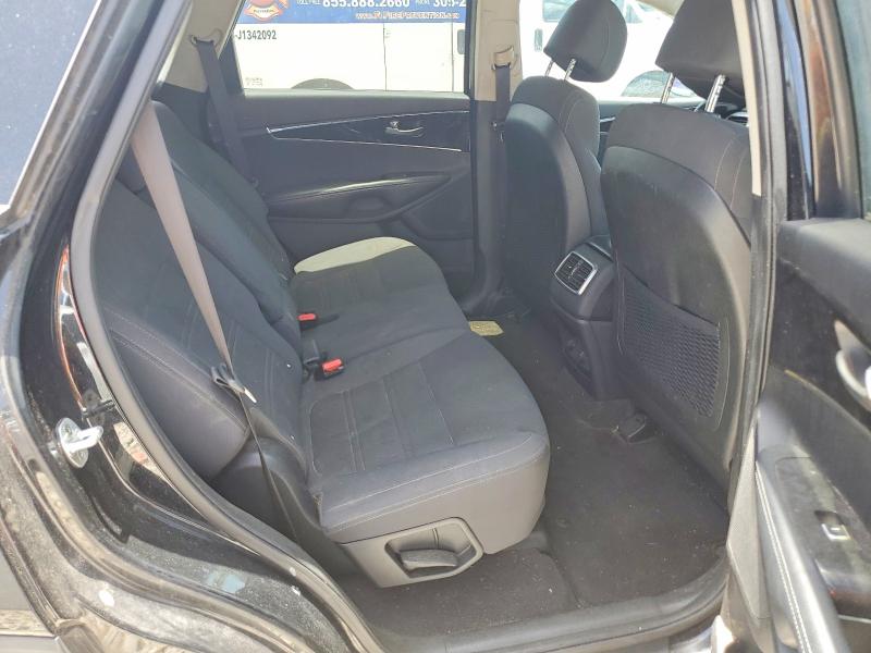 60794756 :رقم المزاد ، 5XYPG4A36HG195697 vin ، 2017 Kia Sorento مزاد بيع