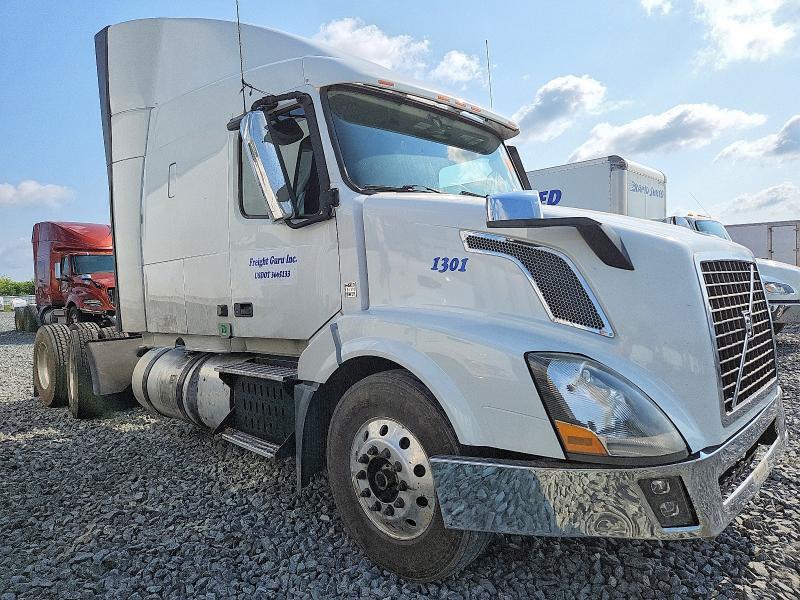 61099516 :رقم المزاد ، 4V4NC9EH8FN917672 vin ، 2015 Volvo Vn مزاد بيع