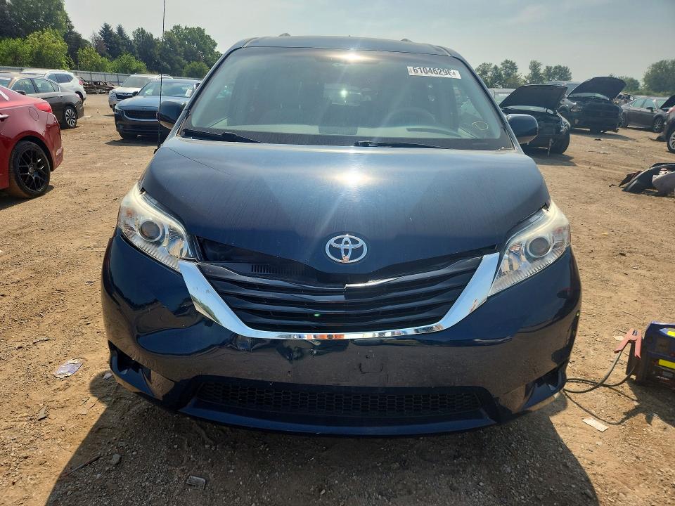 61046296 :رقم المزاد ، 5TDKK3DC7CS225526 vin ، 2012 Toyota Sienna مزاد بيع
