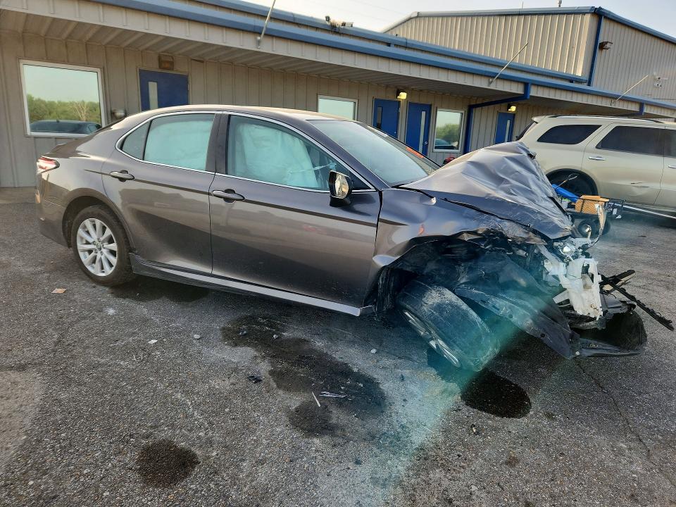 61352096 :رقم المزاد ، 4T1C11AK4LU884615 vin ، 2020 Toyota Camry مزاد بيع
