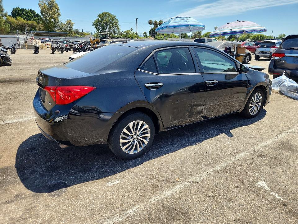 61408656 :رقم المزاد ، 5YFBURHEXJP811457 vin ، 2018 Toyota Corolla مزاد بيع