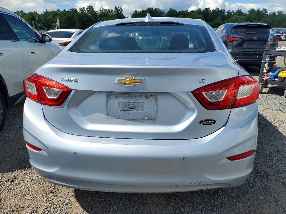 63227646 :رقم المزاد ، 1G1BE5SM4H7128888 vin ، 2017 Chevrolet Cruze مزاد بيع