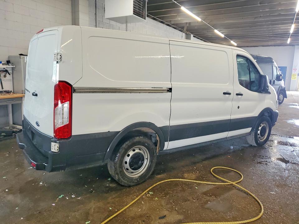 61141206 :رقم المزاد ، 1FTYE1YM2GKA83415 vin ، 2016 Ford Transit مزاد بيع