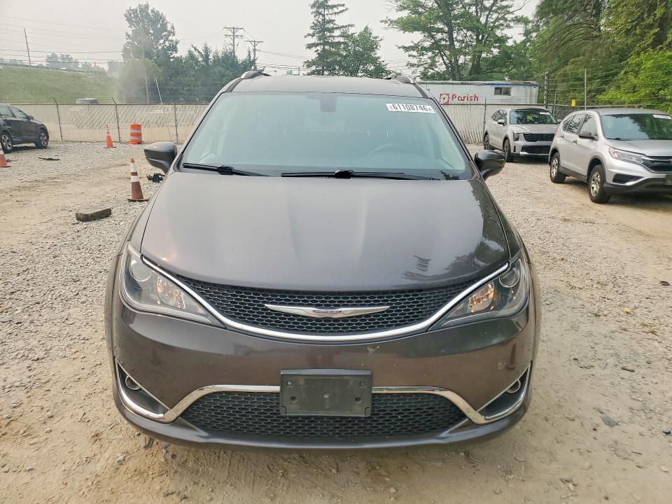 61108746 :رقم المزاد ، 2C4RC1EG6HR844443 vin ، 2017 Chrysler Pacifica مزاد بيع