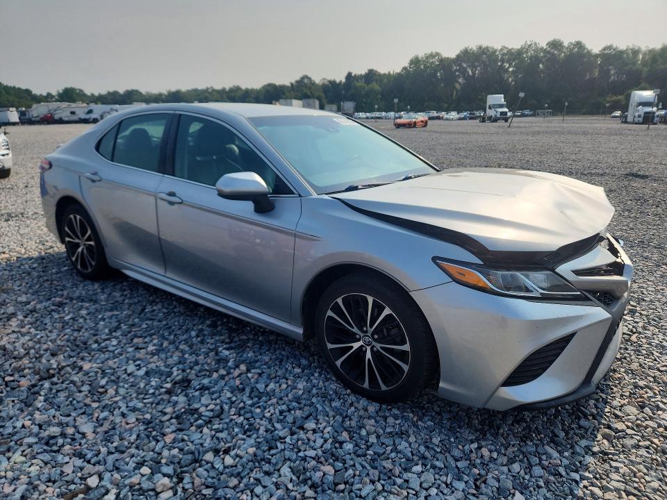 62140306 :رقم المزاد ، 4T1B11HK7JU644537 vin ، 2018 Toyota Camry مزاد بيع
