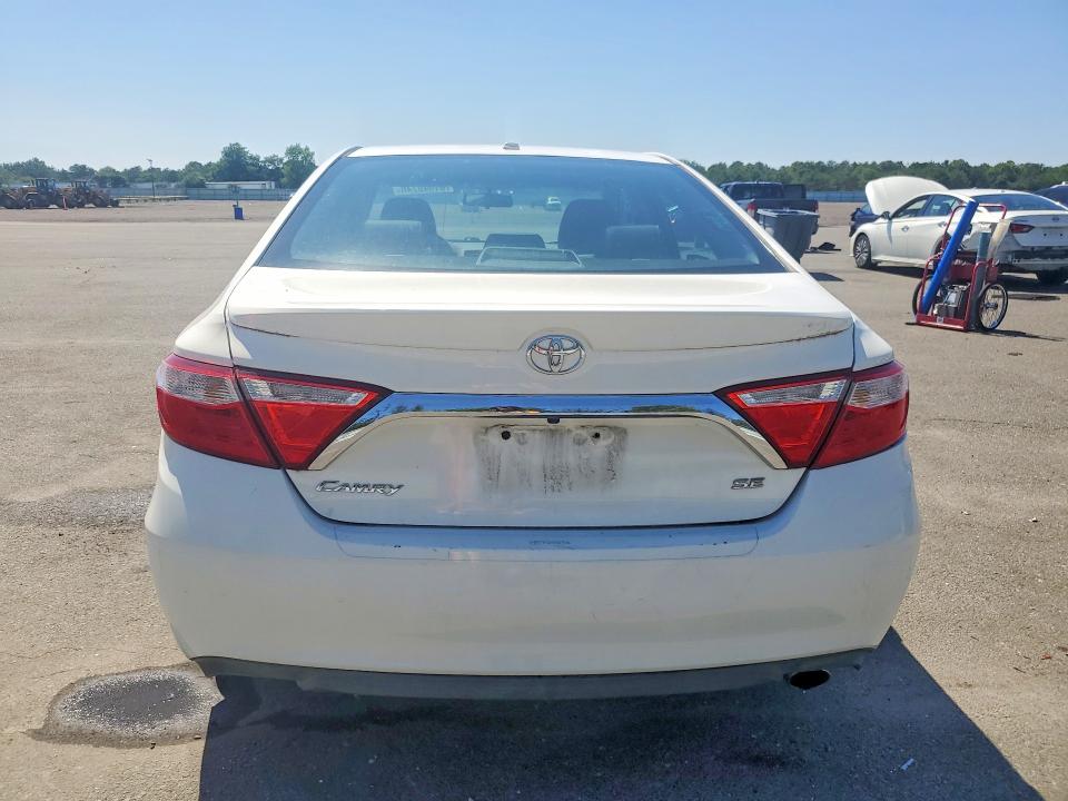 61945746 :رقم المزاد ، 4T1BF1FK7FU100096 vin ، 2015 Toyota Camry مزاد بيع