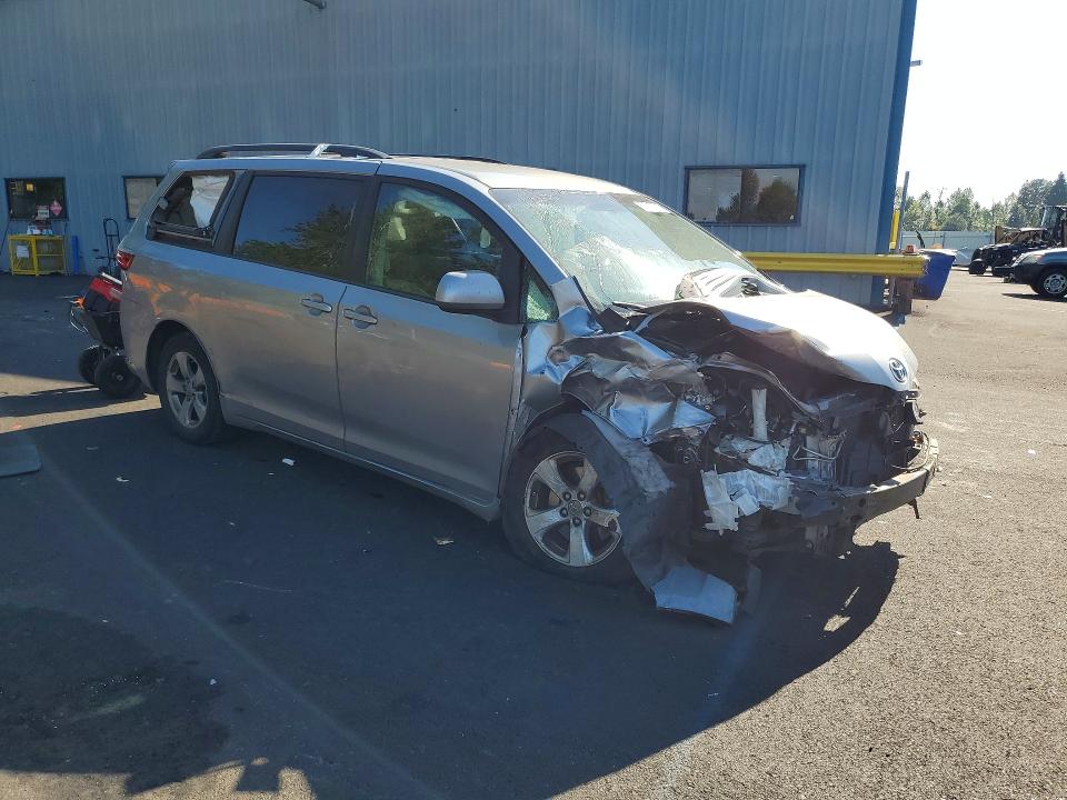 63215856 :رقم المزاد ، 5TDKK3DC9FS587006 vin ، 2015 Toyota Sienna مزاد بيع