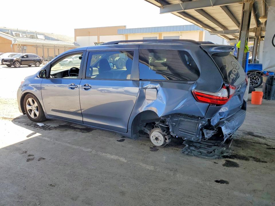 2015 Toyota Sienna მანქანა იყიდება აუქციონზე, vin: 5TDKK3DC2FS615115, აუქციონის ნომერი: 60850586