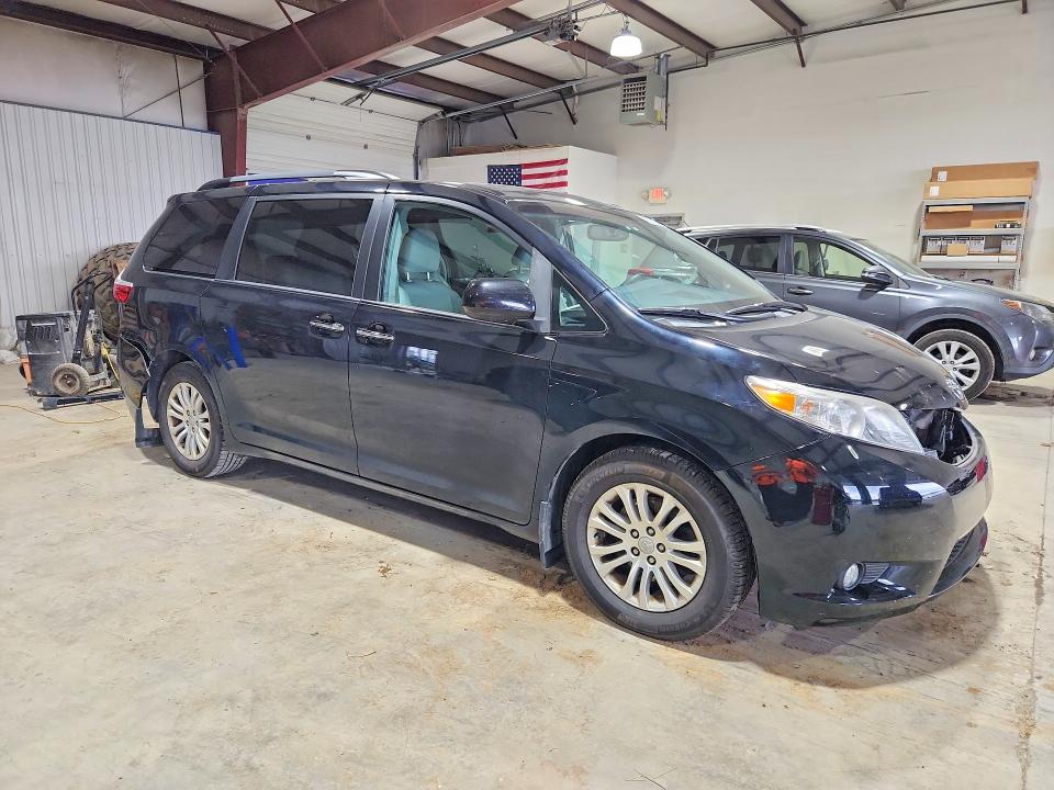 Продажа на аукционе авто 2017 Toyota Sienna, vin: 5TDYZ3DC5HS853467, номер лота: 62211136