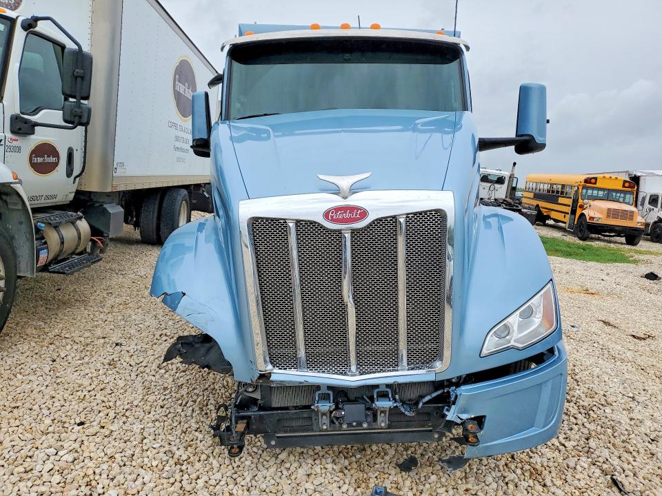 Auction sale of the 2022 Peterbilt 579, vin: 1NPBDH9X8ND818595, lot number: 58684246