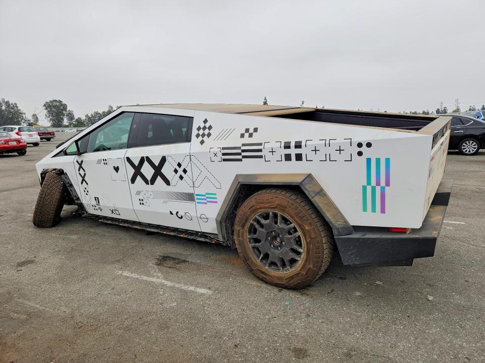 59649206 :رقم المزاد ، 7G2CEHEE2RA037271 vin ، 2024 Tesla Cybertruck مزاد بيع