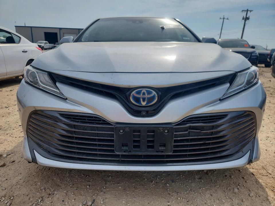 62099776 :رقم المزاد ، 4T1B21HK2JU500956 vin ، 2018 Toyota Camry Hybrid مزاد بيع