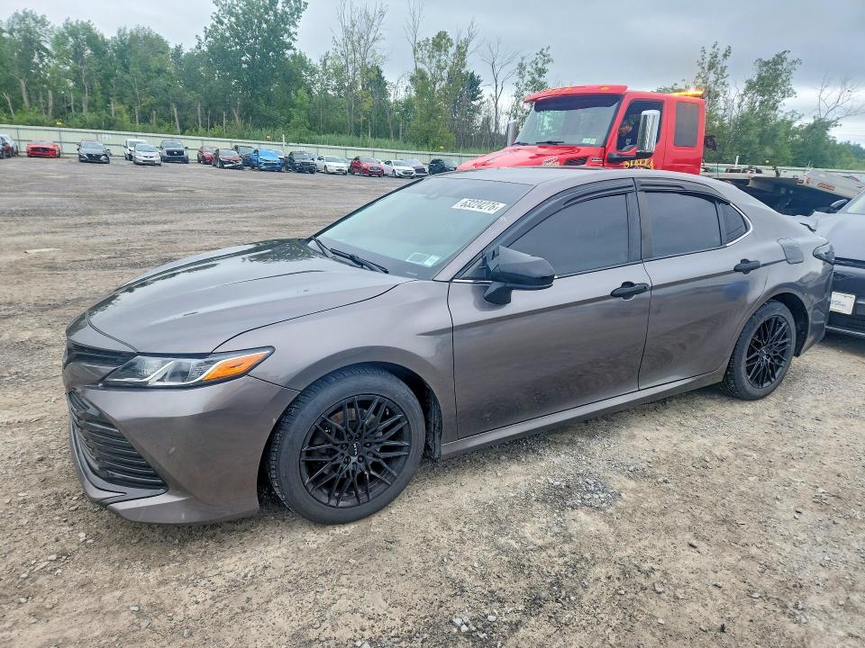 63224276 :رقم المزاد ، 4T1B11HK6JU017604 vin ، 2018 Toyota Camry مزاد بيع