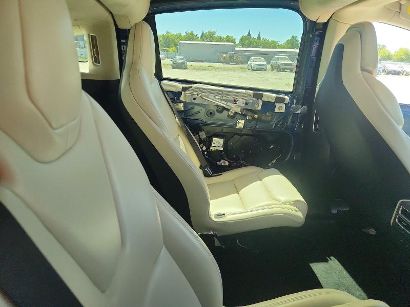 60068386 :رقم المزاد ، 5YJXCBE25HF068805 vin ، 2017 Tesla Model X مزاد بيع