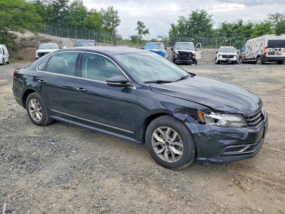 61725516 :رقم المزاد ، 1VWAT7A36HC077329 vin ، 2017 Volkswagen Passat مزاد بيع