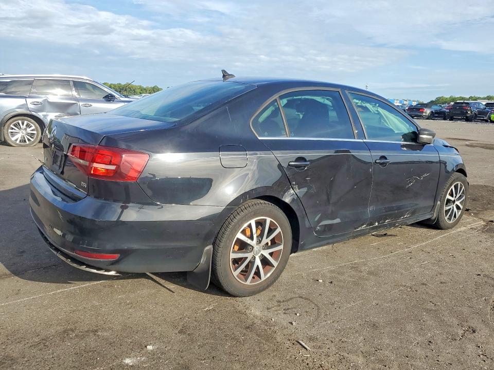 60704956 :رقم المزاد ، 3VWDB7AJ8HM306641 vin ، 2017 Volkswagen Jetta مزاد بيع