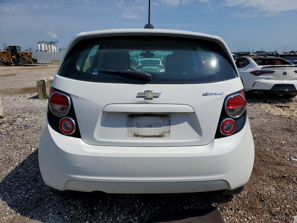 60477556 :رقم المزاد ، 1G1JA6SH8F4198005 vin ، 2015 Chevrolet Sonic مزاد بيع
