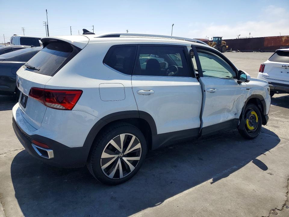 61410496 :رقم المزاد ، 3VVLX7B24NM058408 vin ، 2022 Volkswagen Taos مزاد بيع