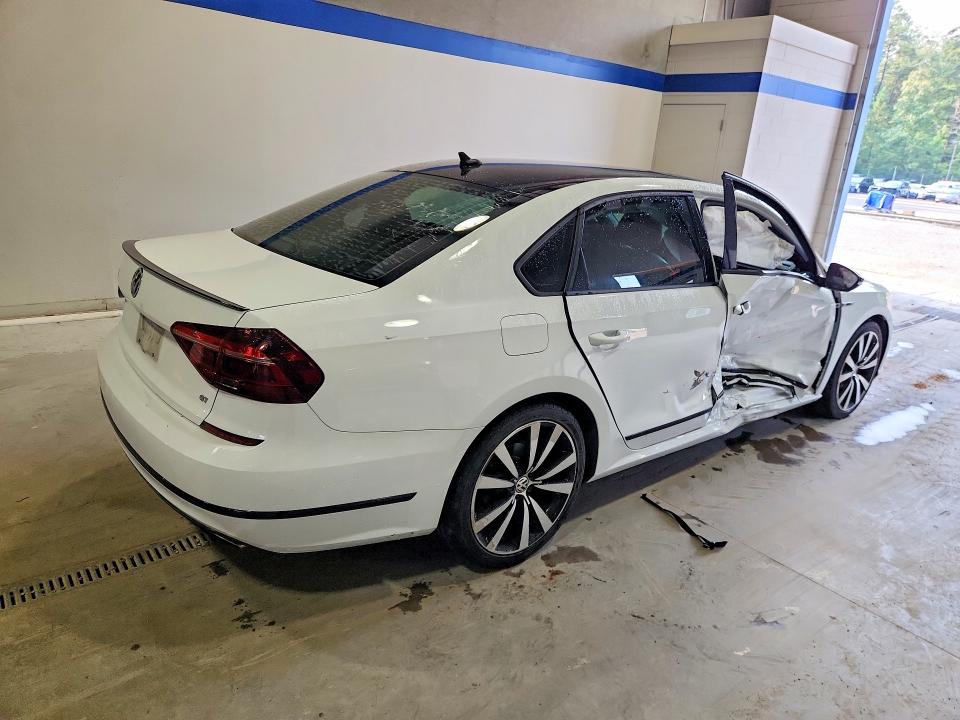 61727106 :رقم المزاد ، 1VWJM7A3XJC038648 vin ، 2018 Volkswagen Passat مزاد بيع