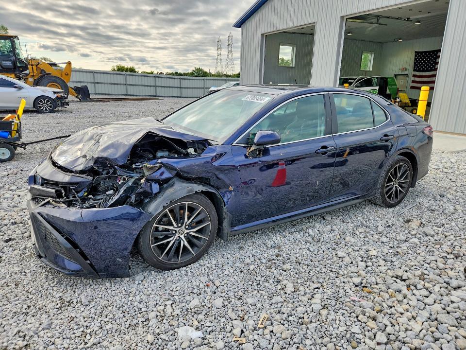 61902486 :رقم المزاد ، 4T1S31AK4NU586333 vin ، 2022 Toyota Camry Hybrid مزاد بيع