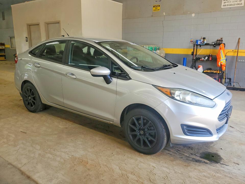 63186396 :رقم المزاد ، 3FADP4AJ5FM135580 vin ، 2015 Ford Fiesta مزاد بيع