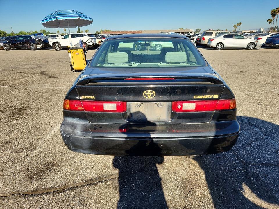 60069546 :رقم المزاد ، JT2BG28K2W0152093 vin ، 1998 Toyota Camry مزاد بيع