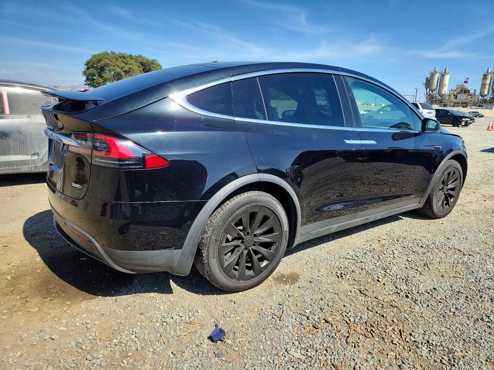 62472526 :رقم المزاد ، 5YJXCAE25HF065882 vin ، 2017 Tesla Model X مزاد بيع