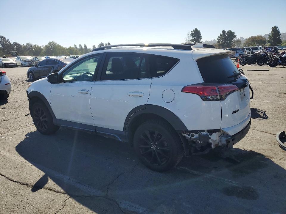 61606006 :رقم المزاد ، 2T3RFREV3JW697420 vin ، 2018 Toyota Rav4 مزاد بيع