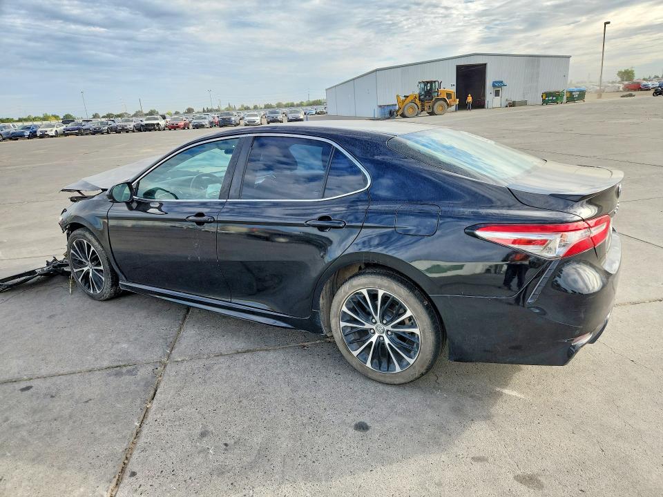60826466 :رقم المزاد ، 4T1B11HK4JU083939 vin ، 2018 Toyota Camry مزاد بيع