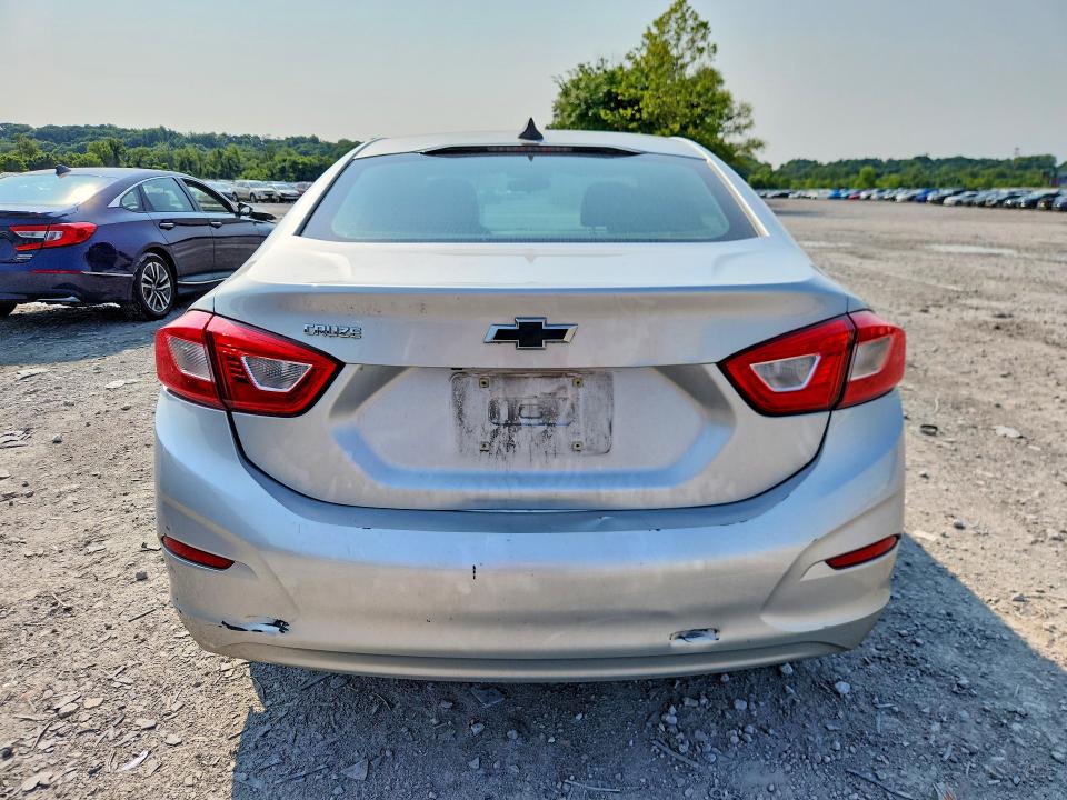 62653306 :رقم المزاد ، 1G1BB5SM5J7203998 vin ، 2018 Chevrolet Cruze مزاد بيع