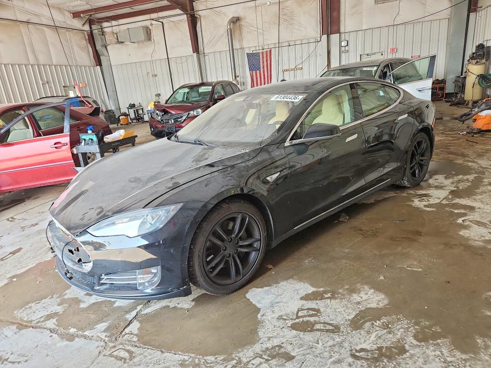 2015 Tesla Model S მანქანა იყიდება აუქციონზე, vin: 5YJSA1H24FFP77826, აუქციონის ნომერი: 61304436