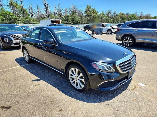 61908126 :رقم المزاد ، WDDZF4KB4JA360255 vin ، 2018 Mercedes-benz E مزاد بيع